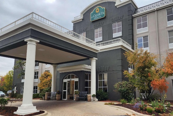 La Quinta Inn & Suites by Wyndham Milwaukee South West New Berlin image 1