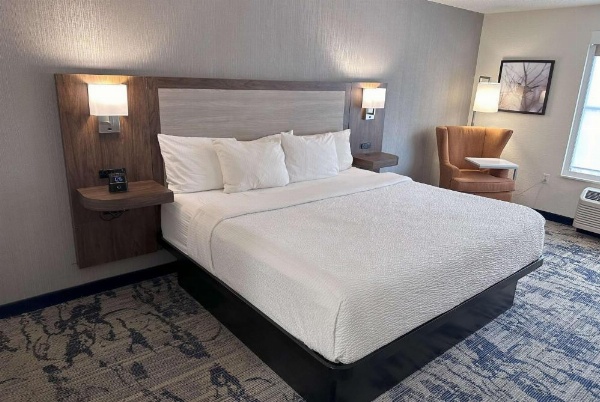 La Quinta Inn & Suites by Wyndham Milwaukee South West New Berlin image 10