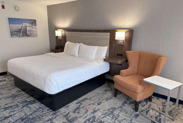 La Quinta Inn & Suites by Wyndham Milwaukee South West New Berlin image 11