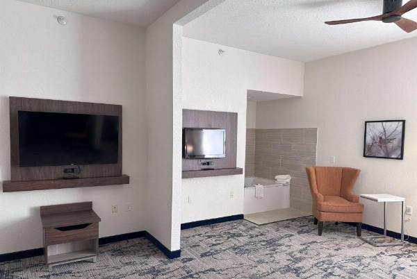 La Quinta Inn & Suites by Wyndham Milwaukee South West New Berlin image 13