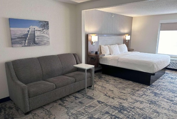 La Quinta Inn & Suites by Wyndham Milwaukee South West New Berlin image 14