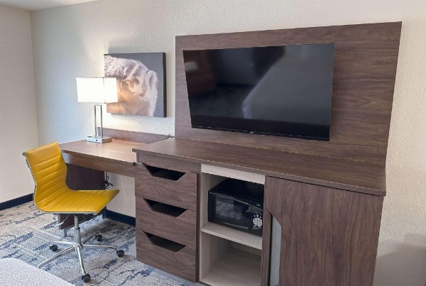 La Quinta Inn & Suites by Wyndham Milwaukee South West New Berlin image 15