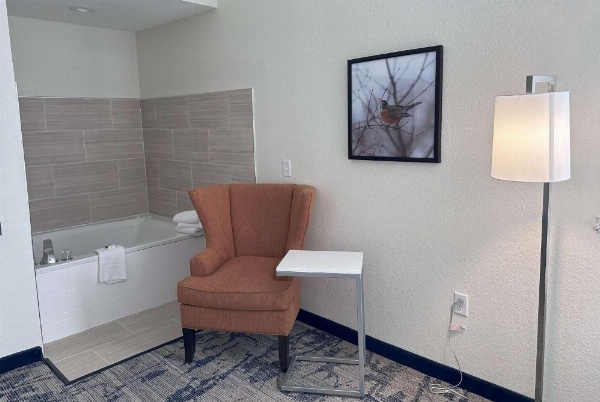 La Quinta Inn & Suites by Wyndham Milwaukee South West New Berlin image 17