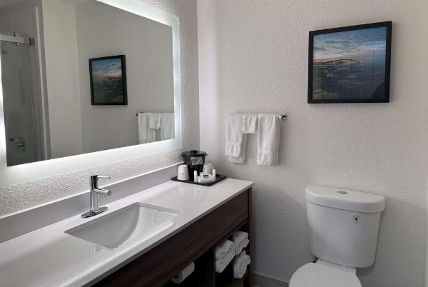 La Quinta Inn & Suites by Wyndham Milwaukee South West New Berlin image 18