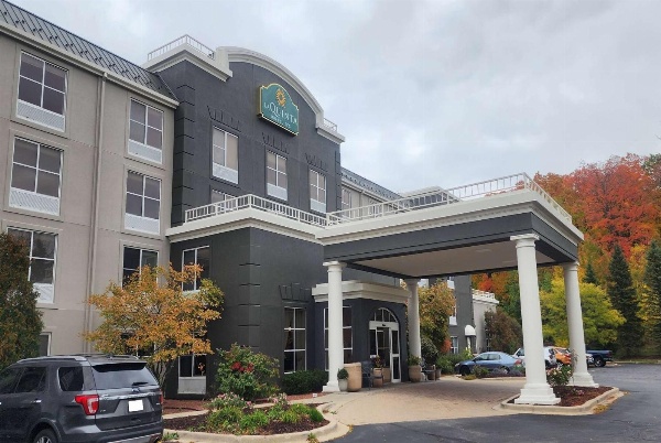 La Quinta Inn & Suites by Wyndham Milwaukee South West New Berlin Main image