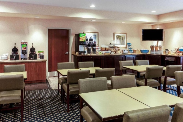 La Quinta Inn & Suites by Wyndham Milwaukee South West New Berlin image 21