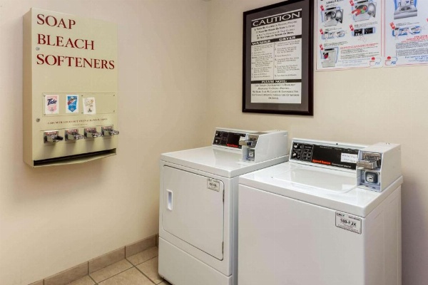 La Quinta Inn & Suites by Wyndham Milwaukee South West New Berlin image 22