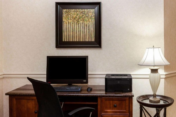 La Quinta Inn & Suites by Wyndham Milwaukee South West New Berlin image 23