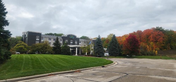 La Quinta Inn & Suites by Wyndham Milwaukee South West New Berlin image 27