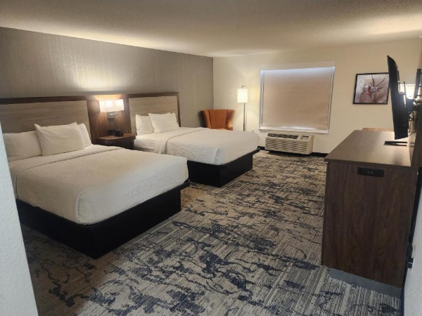 La Quinta Inn & Suites by Wyndham Milwaukee South West New Berlin image 30