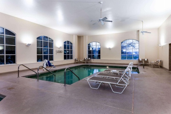 La Quinta Inn & Suites by Wyndham Milwaukee South West New Berlin image 7