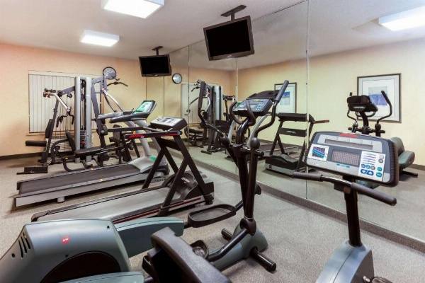 La Quinta Inn & Suites by Wyndham Milwaukee South West New Berlin image 8